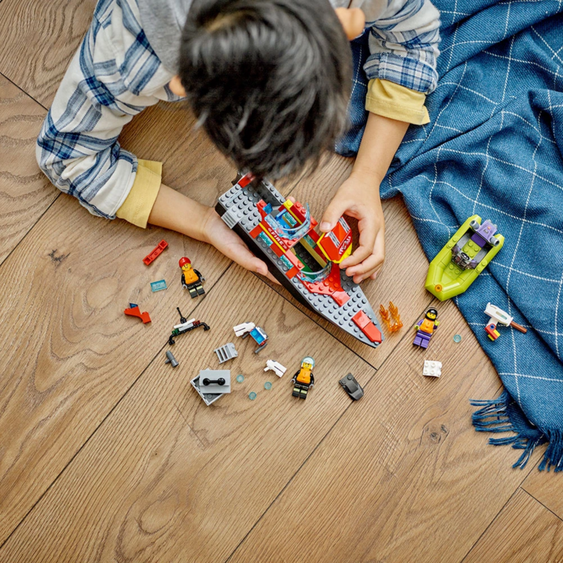 LEGO City Fire Пожарникарска спасителна лодка 60373