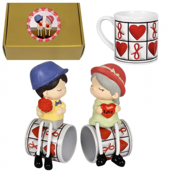 Подаръчен комплект - Влюбени фигурки с чаши на сърчица