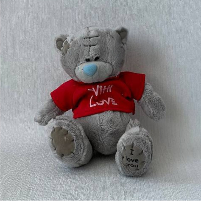 Плюшен ключодържател мече с червена тениска With love, сиво, 11 см