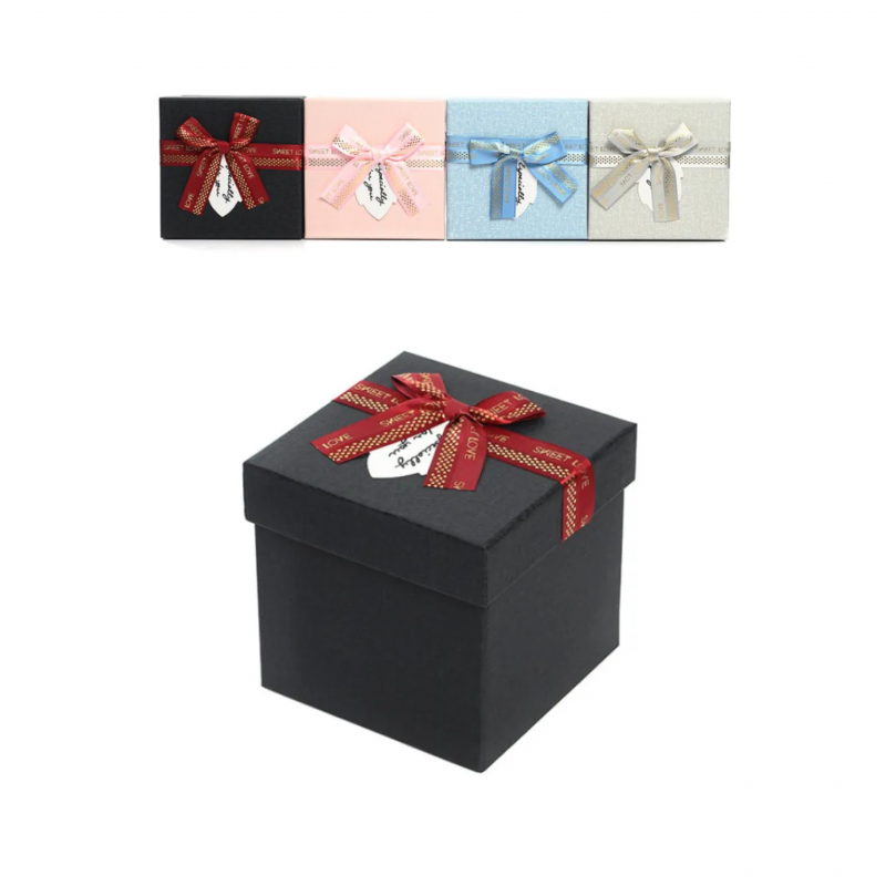 Квадратна подаръчна кутия с панделка