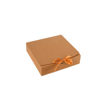 Квадратна кутия с панделка в кафяво