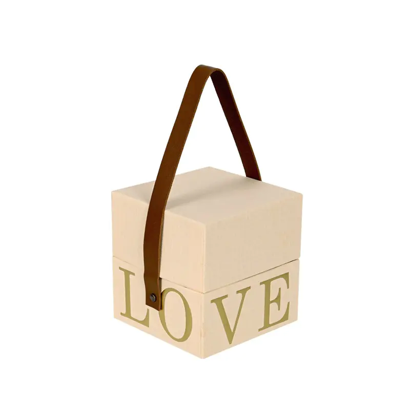 Подаръчна кутия Love с кожена дръжка в бежаво