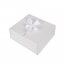 Подаръчна кутия с панделка в бяло