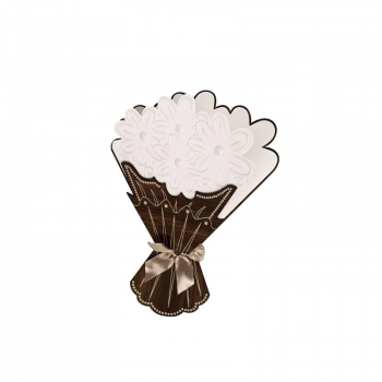 Поздравителна картичка Честит празник с букет бели цветя