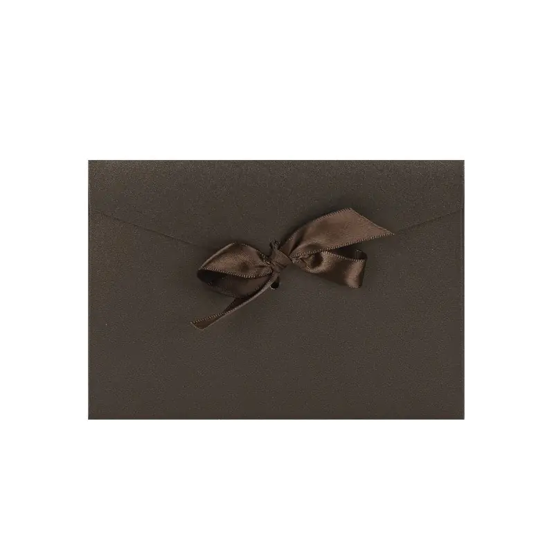 Плик от луксозен перлен картон със сатенена панделка в кафяво