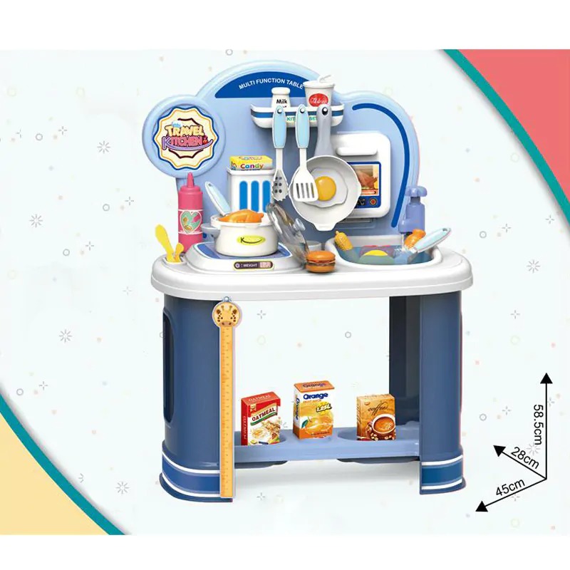 Кухня с аксесоари и мивка с течаща вода