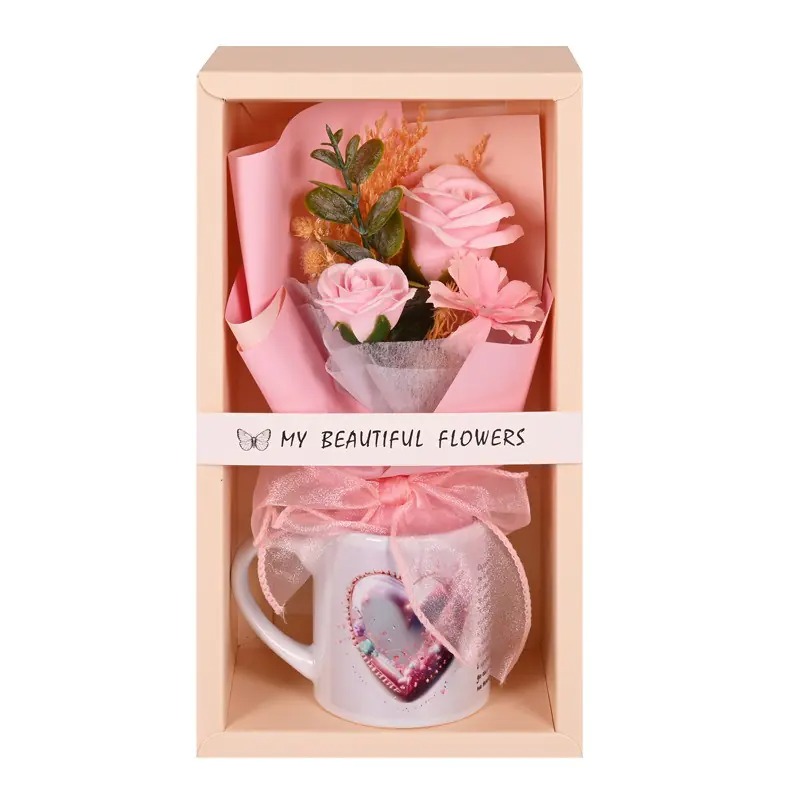 Подаръчен комплект чаша с букет от розови сапунени рози в кутия