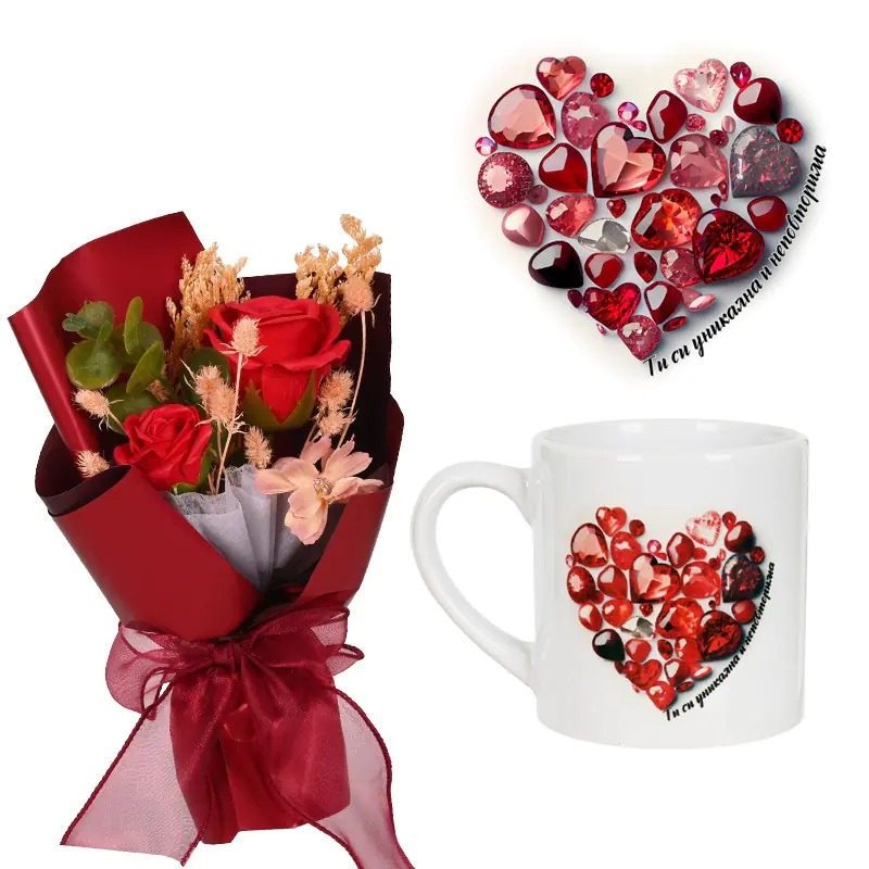 Подаръчен комплект чаша с букет от червени сапунени рози в кутия