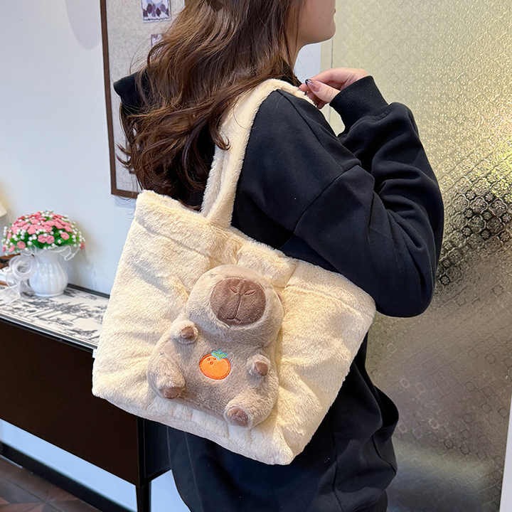 Плюшена чанта с капибара