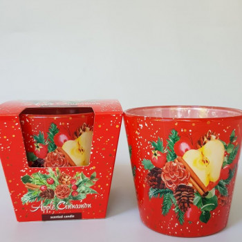 Коледна ароматна свещ в чаша, ябълка и канела в червено