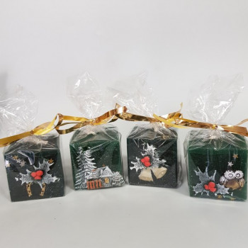 Коледна свещ куб с декорация, зелена