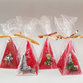 Коледна свещ пирамида с декорация, червена