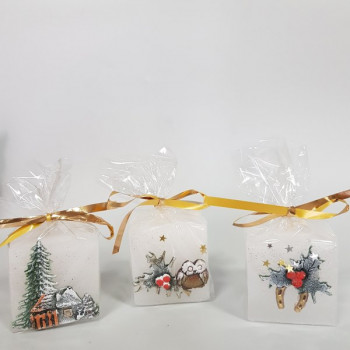 Коледна свещ куб с декорация, бяла