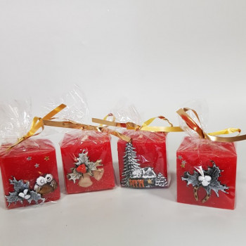 Коледна свещ куб с декорация, червена