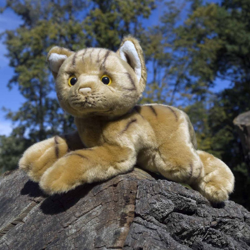 Плюшена кафява котка, лежаща, 23 см