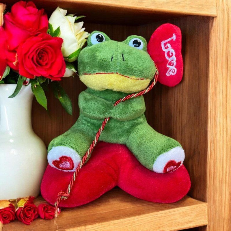 Плюшена жабка върху сърце, 16 см